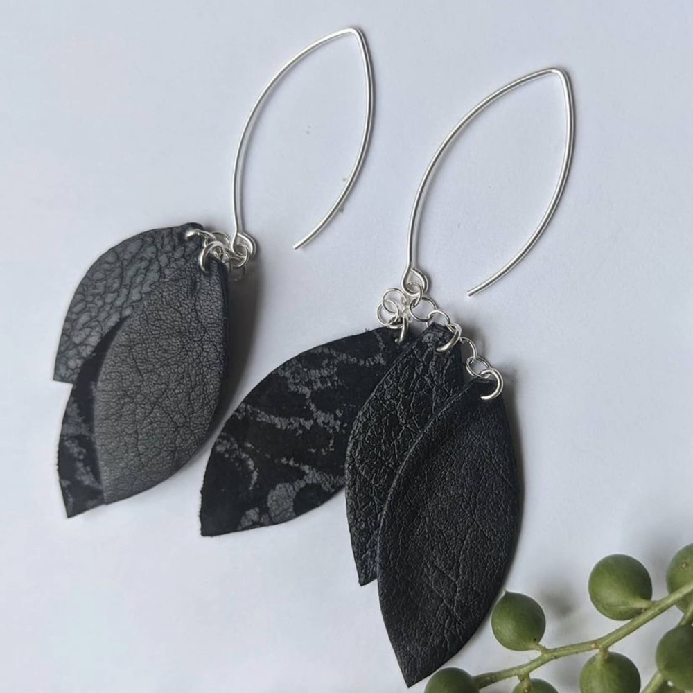 𝅺black Leather Earrings